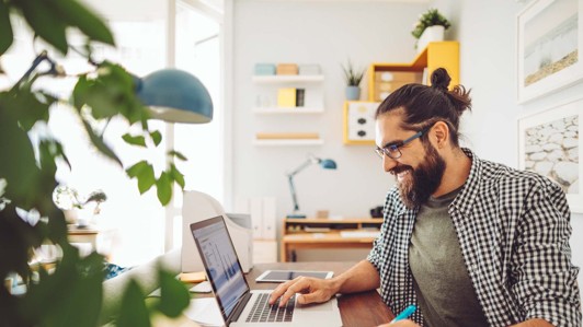 decidir-a-medida-o-estandar Consultor de ADICO asesorando a un cliente